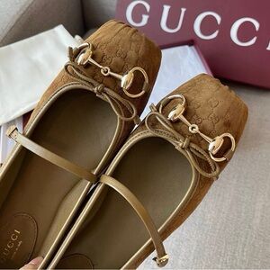 Gucci Women's Brown Flats with Gold Details